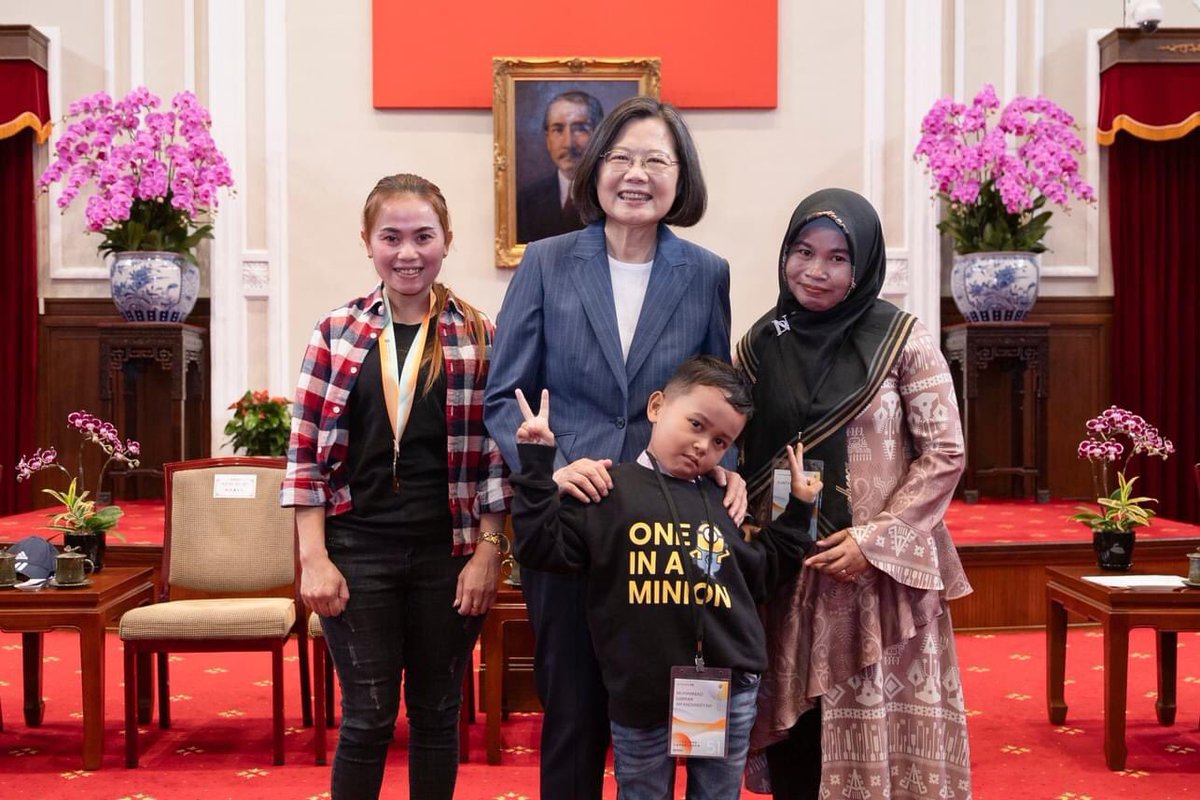 longzilo's tweet photo. 政治民主化真好。一黨專制就魔鬼 https://t.co/b2WQSDoluS