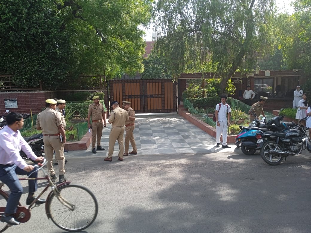 Multiple schools in Delhi-NCR receive bomb threat; search under way Read here toi.in/Mj4V4b46