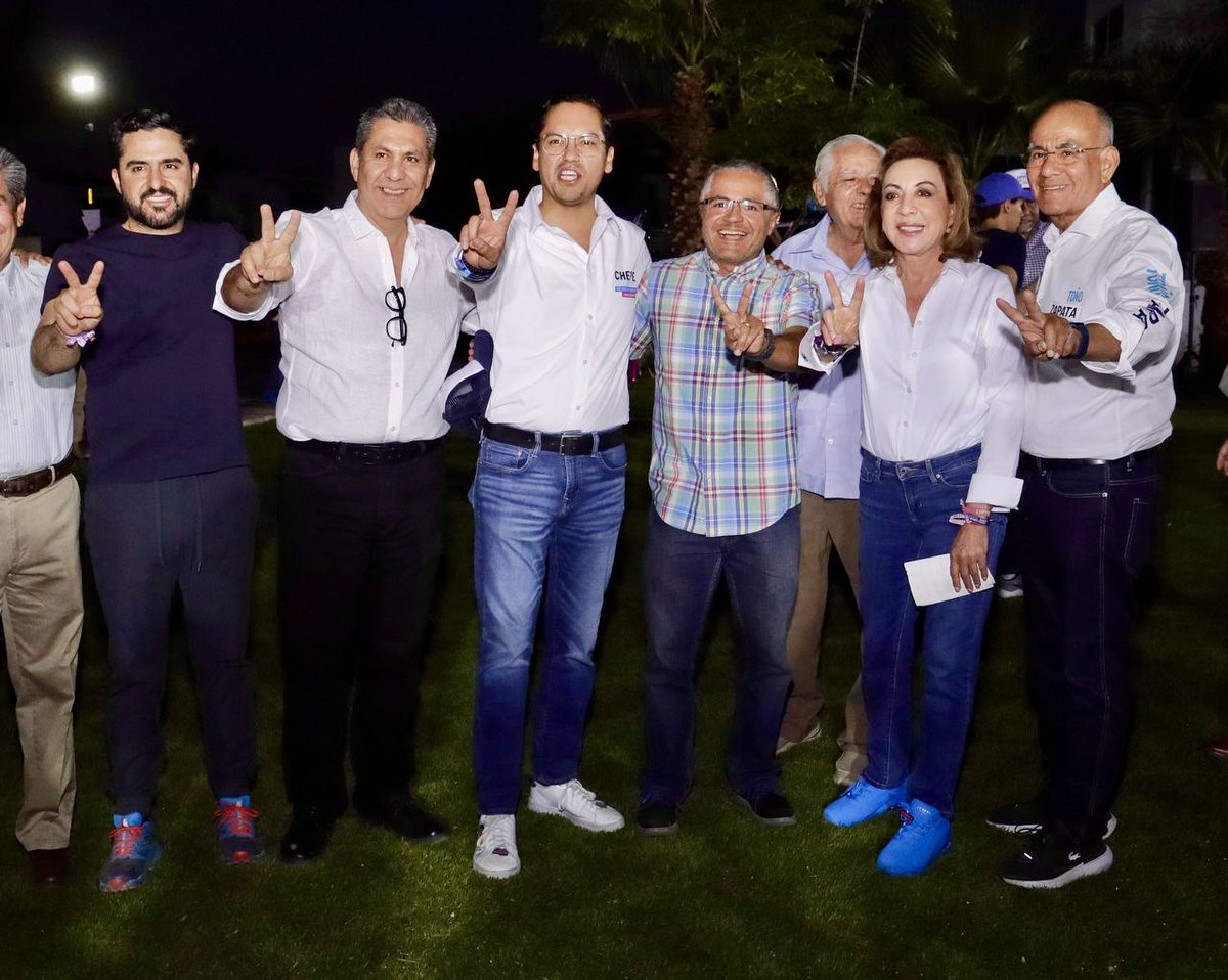 ¡Cerramos la noche con nuestros amigos y vecinos de Corregidora! Seguimos trabajando muy duro en este cierre de campaña para llegar juntos al Senado en favor de las familias. ¡Muchas gracias por la invitación! #DefendamosLoNuestro 💪