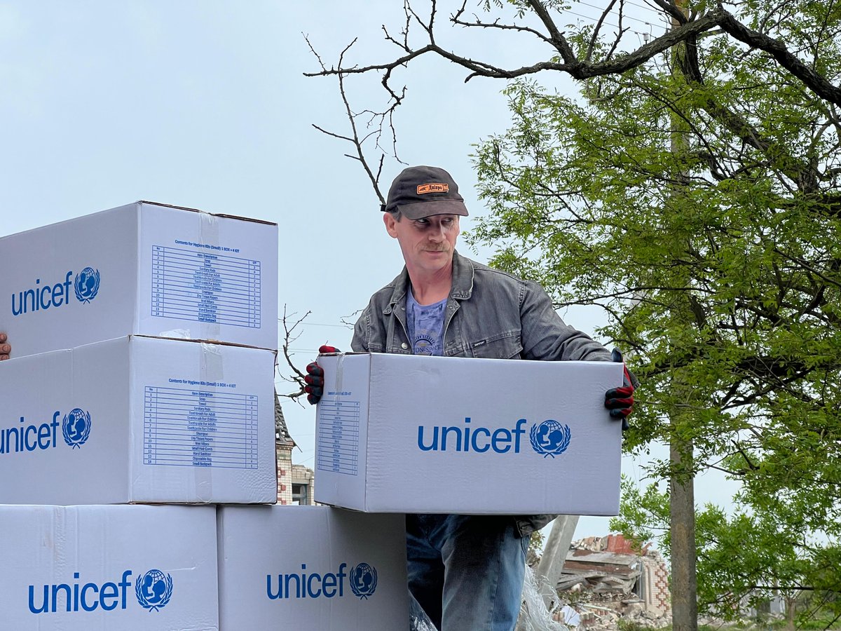 📍Beryslav, Kherson region As part of an inter-agency convoy, UNICEF delivered hygiene kits for families living in six villages. The kits contain essential items like soap, sanitary pads, toothbrushes and toothpaste to help families and children stay healthy. 📷@OCHA_Ukraine