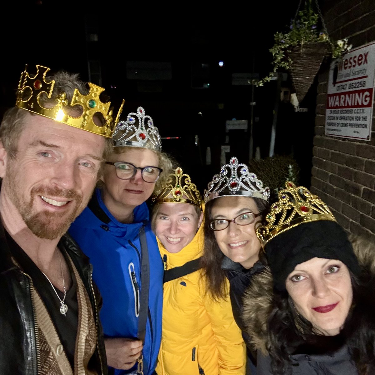 TFW you have a backstage pass on Damian Lewis' UK tour 🎸🤩🔥💕 From a coronation ceremony 👑 to having the band's signature drink 'D Lou' 🍸here's all the BTS fun from the UK Tour: fanfunwithdamianlewis.com/?p=52776 #DamianLewis #MissionCreep #DamianLewisUKTour #DamianLewisMusic