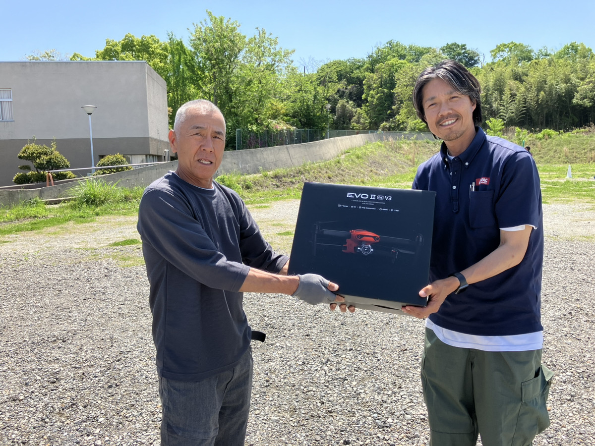 hirakata_JUAVAC's tweet image. 先日、卒業生への納ドローン式がございました。機体のご購入ありがとうございます。沢山飛ばして楽しんでください。
#卒業生 #AUTEL #ドローン #空撮