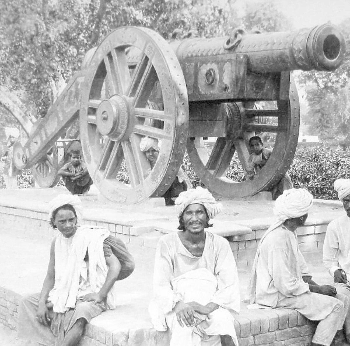 The Zamramah Gun or Bhangian di Toph in early 1900s, Lahore , India. @IndiaArtHistory @PunjabiRooh