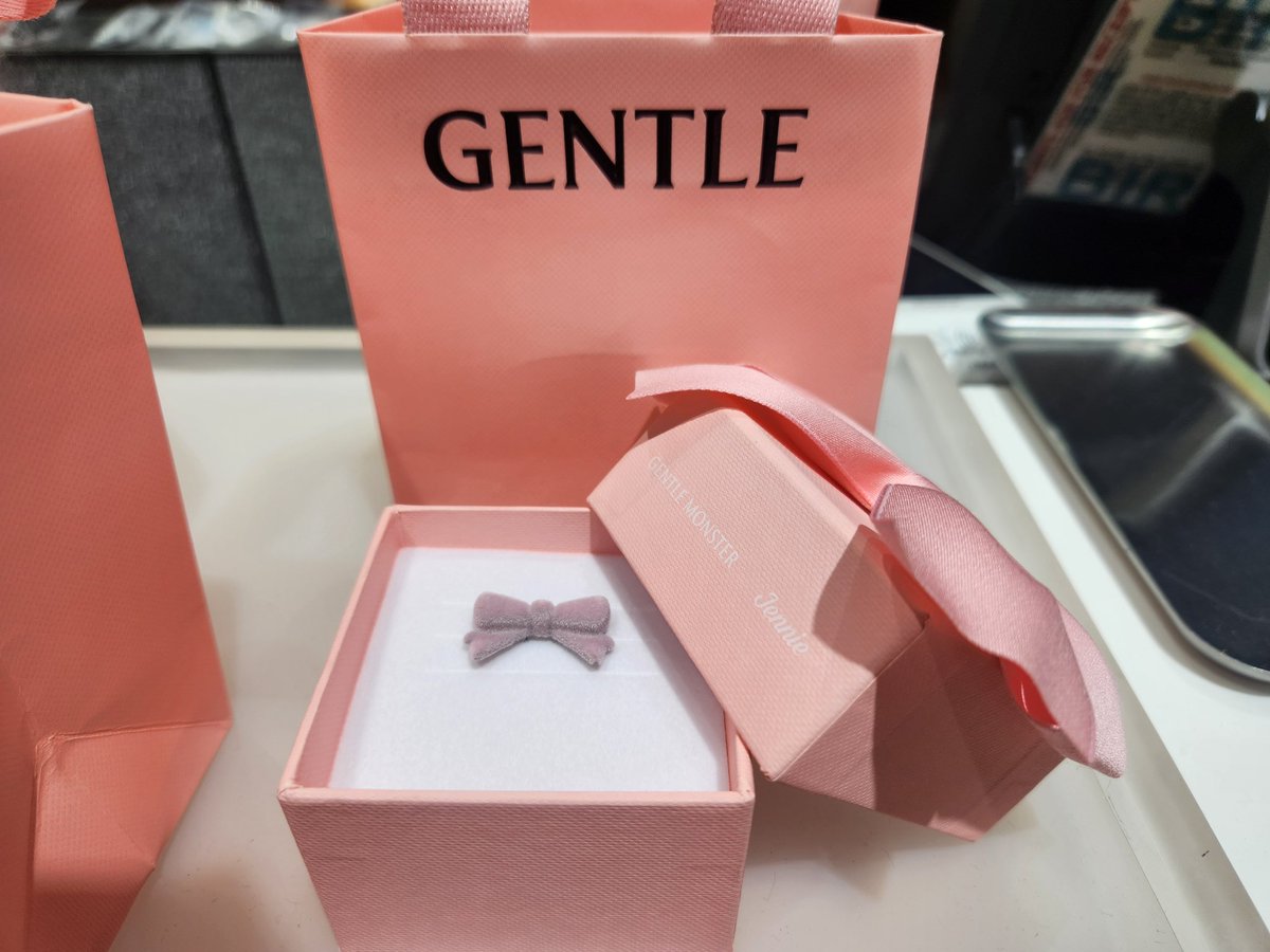 Jentle Salon Charms got own packaging sooo cutee 🎀 

JENTLE SALON BY JENNIE #JENNIExGentleMonster  @oddatelier @_GentleMonster_