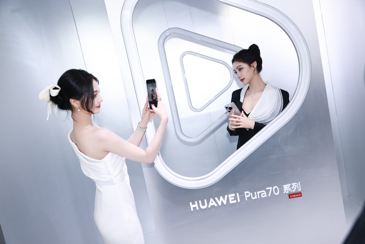 #ZhouJieqiong and #XuJiaqi share pics together for a Huawei Pura 70 event