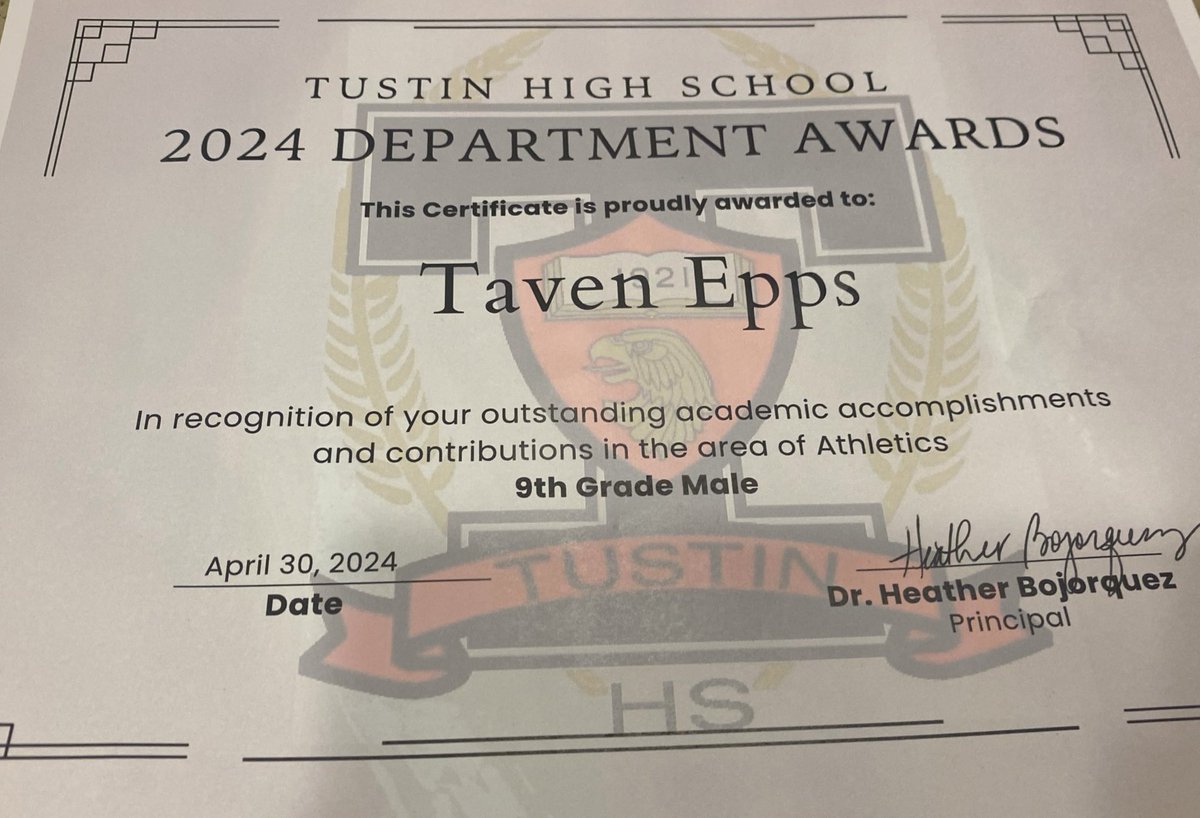 Thankful to receive the department Award today in recognition of outstanding academic accomplishments in all subjects and contributions in the area of athletics 🙏🏼 #TheGrindcontinues @Tiller_Football