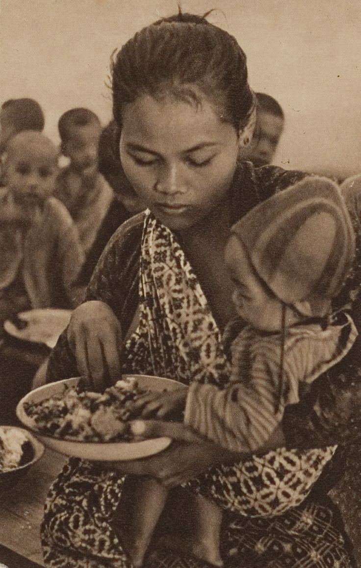 Makan Gratis Gaya Kolonial

Seorang ibu dan anak saat pendistribusian makanan yang dilakukan oleh Algemeen Steunfonds voor Inheemsche Behoeftigen (ASIB), Yogyakarta, 1935

ASIB, Badan Pemberantasan Kemiskinan Zaman Belanda yang Kemudian Jadi Alat Politik Kolonial

Foto koleksi