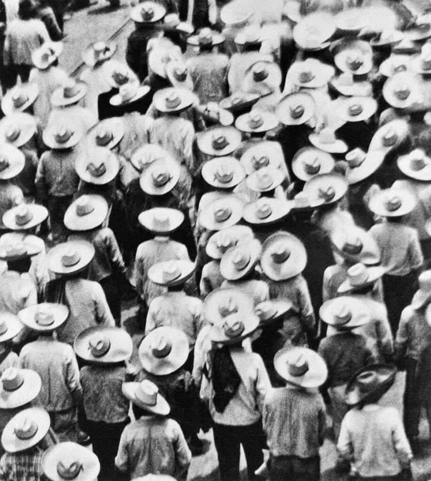 #primomaggio

#TinaModotti, Marcia di campesinos, Messico, 1928.
Archivio Fotografico Cinemazero, Fondo Tina Modotti.