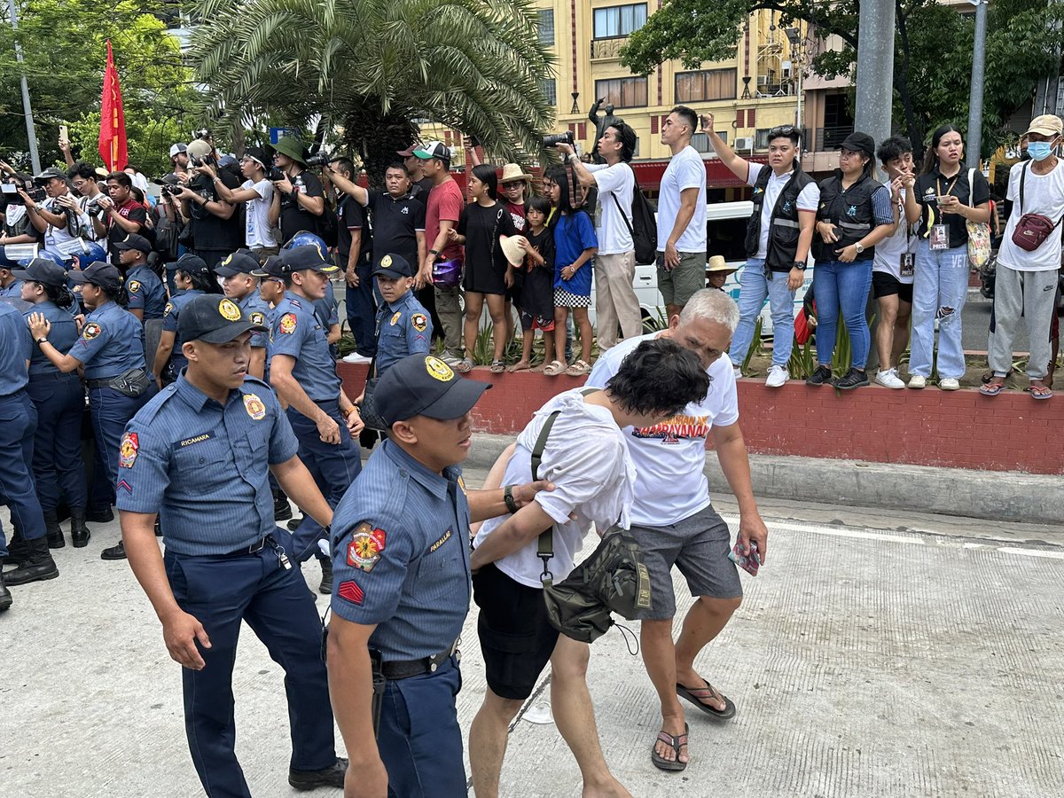 KabataanPL_UST's tweet photo. ALERT! 

Tingnan kung gaano kaharas ang pulis sa araw mismo ng mga manggagawa. Ang tanging tugon ng estado sa mamayan ay karahasan. Pinatuyan muli ng mga pulis na sila ay hinding hindi magsisilbi sa mamayan. 

#MAYOUNO2024 https://t.co/5I3AeBOPU9