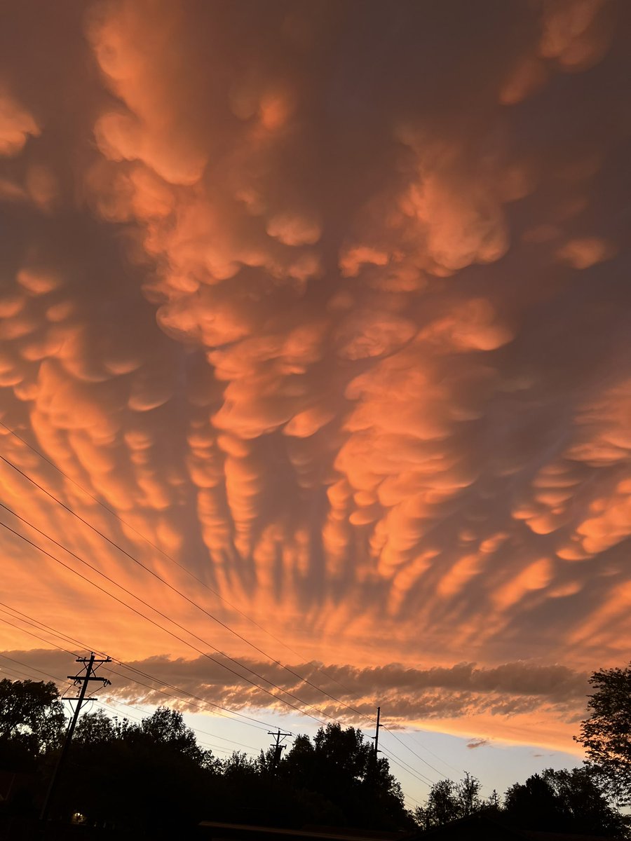 @LisaTeachman I captured some amazing mammatus clouds as the sun was starting to set. #nofilters