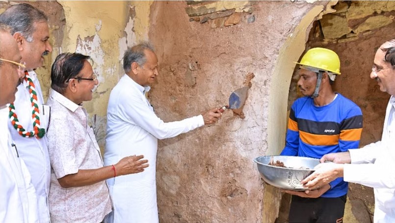 @ashokgehlot51 सिर्फ घोषणाएं नहीं कीं, बल्कि गांवों की तरह पहली बार शहरों में भी हर हाथ को काम मिले, यह आपकी सरकार ने सुनिश्चित किया, चुनावी राजनीति से इतर, इस बात का गर्व हर राजस्थानी को होना ही चाहिए.. मजदूर को समय पर मजदूरी मिले, यह गारंटी भी यूपीए सरकार में #NREGA में दी गई #मजदूर_दिवस