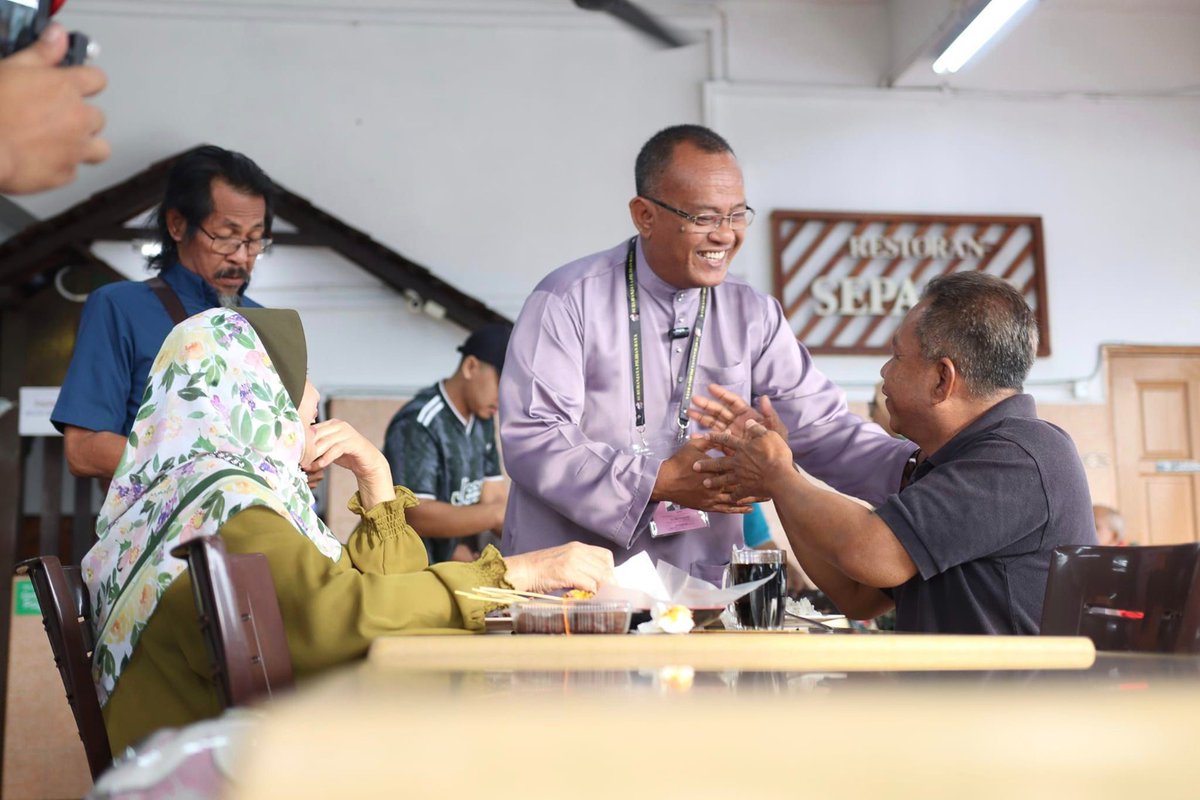 Calon anak tempatan di Kuala Kubu Bharu.

Selain terlibat langsung dalam politik, saudara Khairul Azhari juga aktif menyumbang dalam aktiviti kemasyarakatan.

Beliau merupakan Pengerusi Kelab Pesona Selangor iaitu sebuah NGO yang giat bergerak di Hulu Selangor. 

1/5
