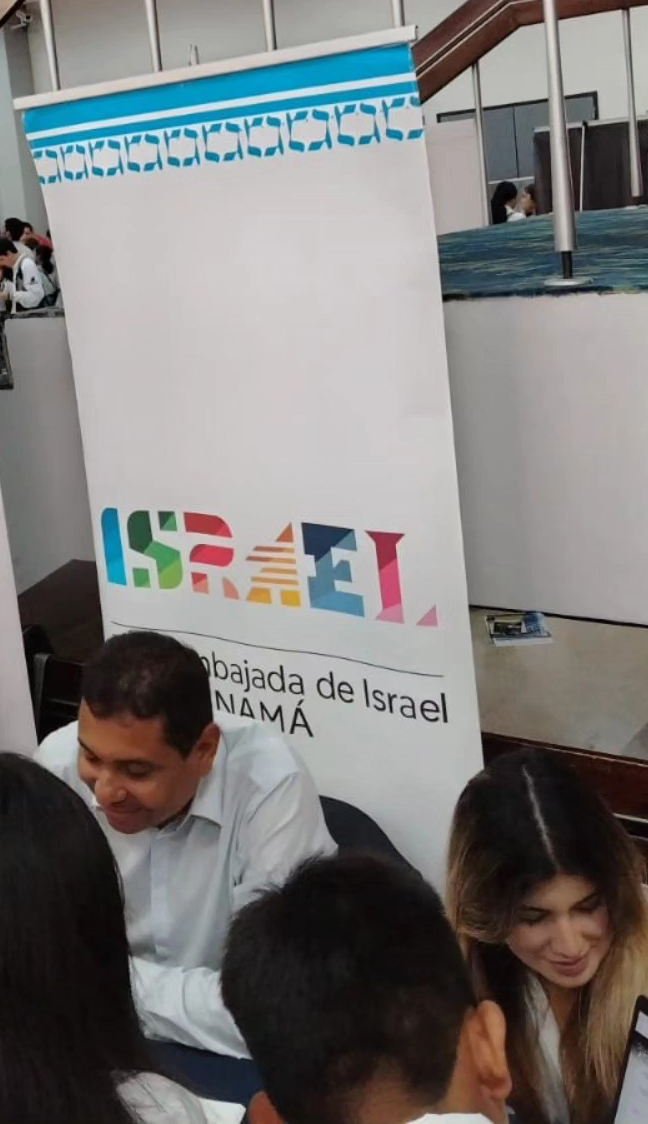 The Embassy of @IsraelinPanama presented @MASHAVIsrael's capacity building & scholarships program at the annual University Expo-Fair geared towards success-oriented young people and organized by @MeducaPma, which supervises over ten thousand students and 200 educational centers
