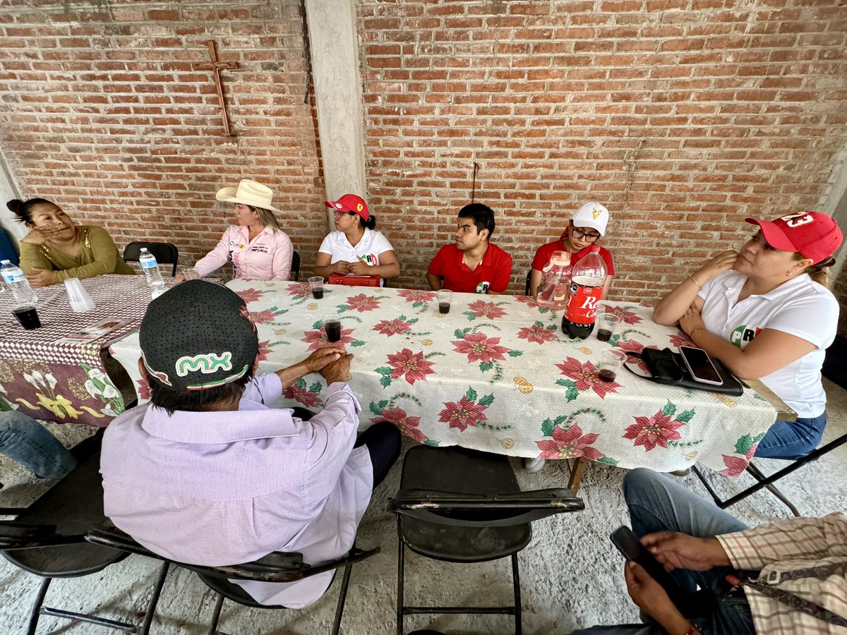 CristinaSanCol1's tweet photo. Seguimos recorriendo las calles del #DistritoFederal14, para encontrarnos con vecinas, vecinos y las familias, esta tarde desde #Papalotla, para escucharlos y reafirmar que de 💙❤️💛 continuaremos avanzando con servicios a la altura de lo que se merecen. https://t.co/897M7UFIpH