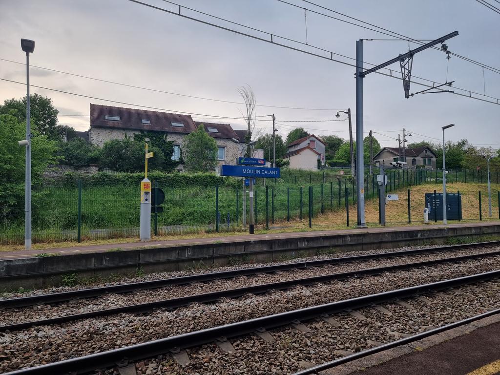 Finalement j'ai renoncé au bus pour faire un peu de marche et prendre le premier train de la journée vers Corbeil/Juvisy... Après avoir eu la certitude qu'il était bien parti ! (Contrairement aux bus)
TGV 10h10, laaaaaarge...