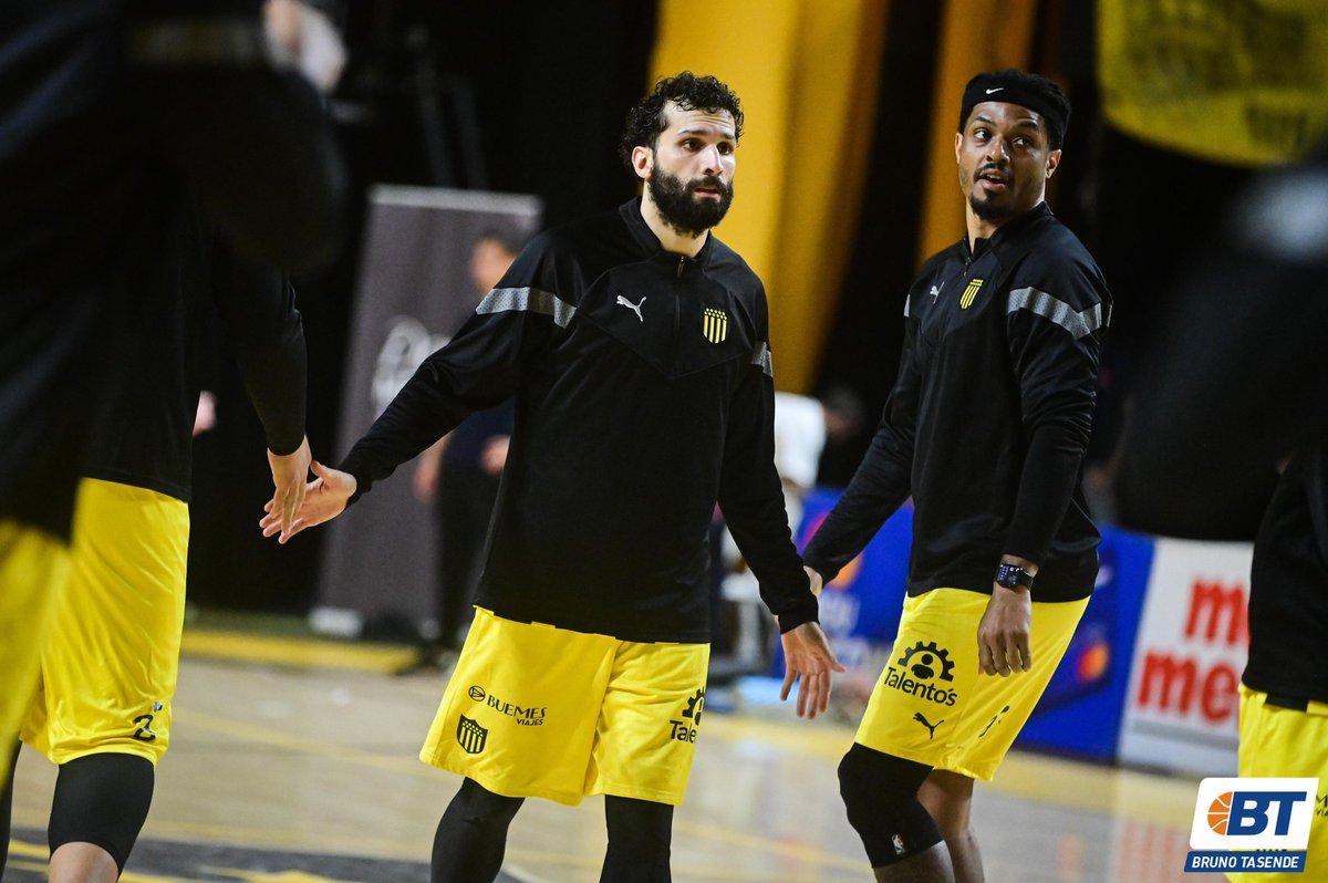 La segunda noche de Play Off se cierra en el Palacio.𝑷𝒆𝒏̃𝒂𝒓𝒐𝒍  recibe a 𝑻𝒓𝒐𝒖𝒗𝒊𝒍𝒍𝒆.

✍️ @Brianrz2000
🎤 @m_gallardof
📷 @BrunoTasende14 

#LUBxBT