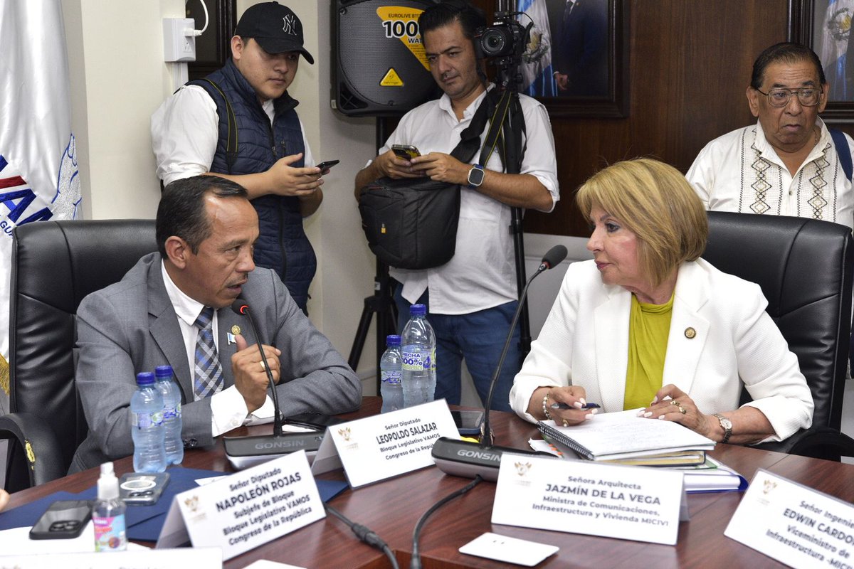 La ministra de Comunicaciones, #JazmínDeLaVega, junto con el viceministro de Infraestructura y autoridades de #Caminos, #Covial y el #FSS asistieron a citación con diputados de Bancada Vamos, a quienes les informaron sobre los estados de diversos proyectos en varios departamentos