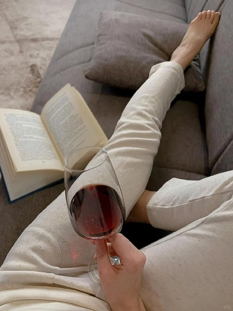 Angel72765631's tweet photo. Life is trivial, and everything can become a poem, but those who don’t like wine are like a rock. https://t.co/PVgvVrCrIO