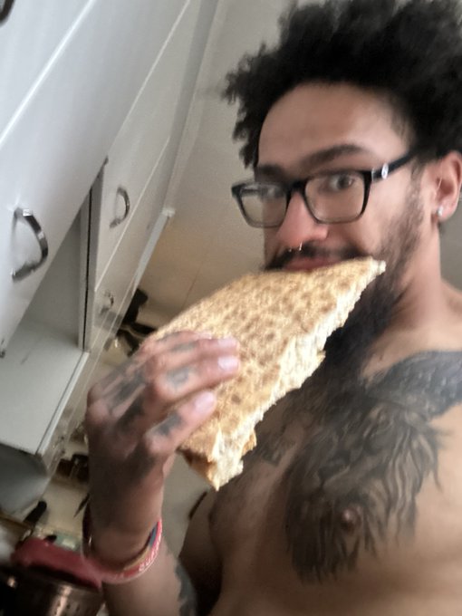 Before you hit me up, just know this is how you&rsquo;ll catch me🫡🍕 https://t.co/UhEGmG9vKy