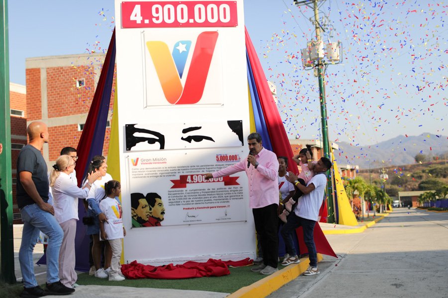 En el 'Parque Hábitat El Ingenio' en Guatire, en nuestro estado Miranda, está el hito 4.900.000 viviendas construidas en Revolución Bolivariana. El sueño del Comandante Chávez de hacer hogares para la familia venezolana es una realidad. Seguiremos ese camino, con o sin bloqueo,…