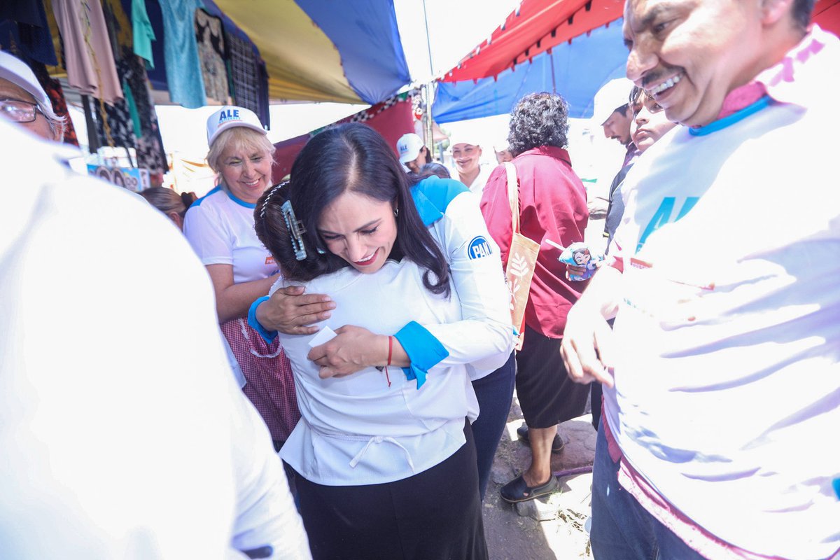 ¡Estar en los mercados es contagiarse y llevarse lo mejor de ellos, su gente!🩵 ¡Gracias Mercado Cortijo por todo su apoyo y su entusiasmo, esta campaña es de ustedes! 🫶🏻🙏🏼 #VótALE #LeónConAle💪🏼💙 #VamosConTodoXLeón #VotaPAN