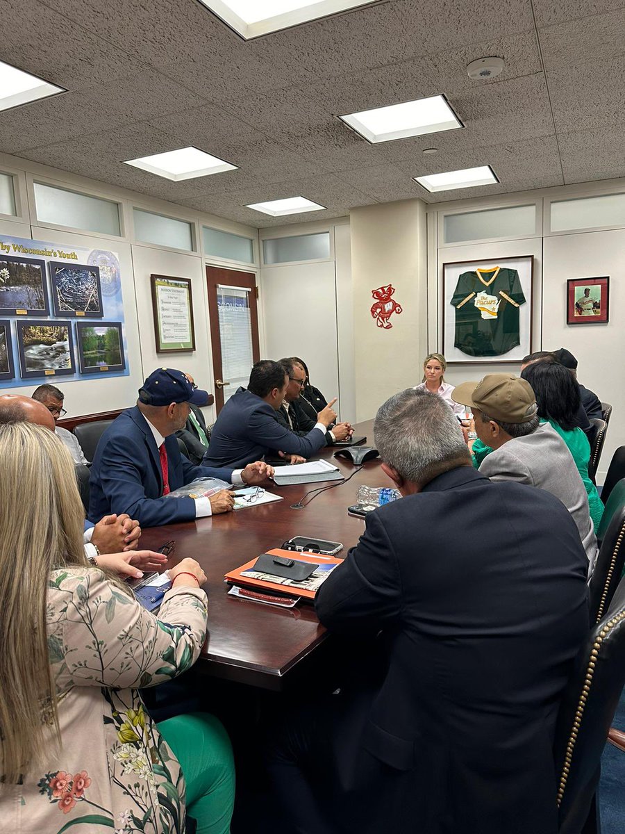 Un grupo de veteranos y delegados extendidos de Florida fueron recibidos en la oficina del Senador @RonJohnsonWI de Wisconsin. #NuestraCausaEsPoderosa #S3231 #puertoricostatusact