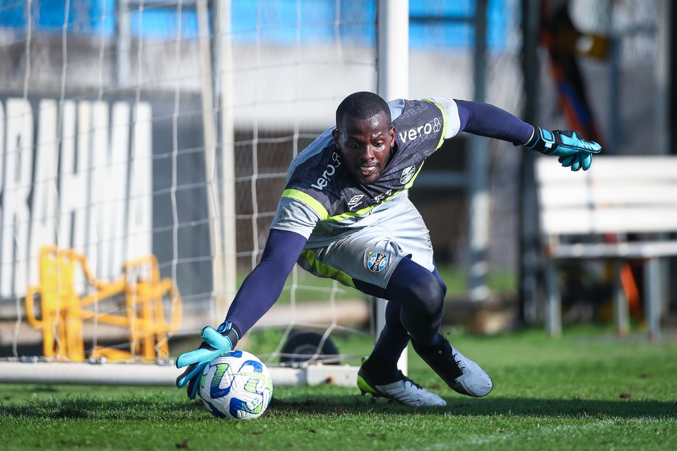 Espero que na primeira oportunidade mandem o Caíque embora. Não é goleiro pro Grêmio. Estamos empatando em com Operário e ele fazendo cera. Jogador com pensamento pequeno. NÃO SERVE PRO GRÊMIO.