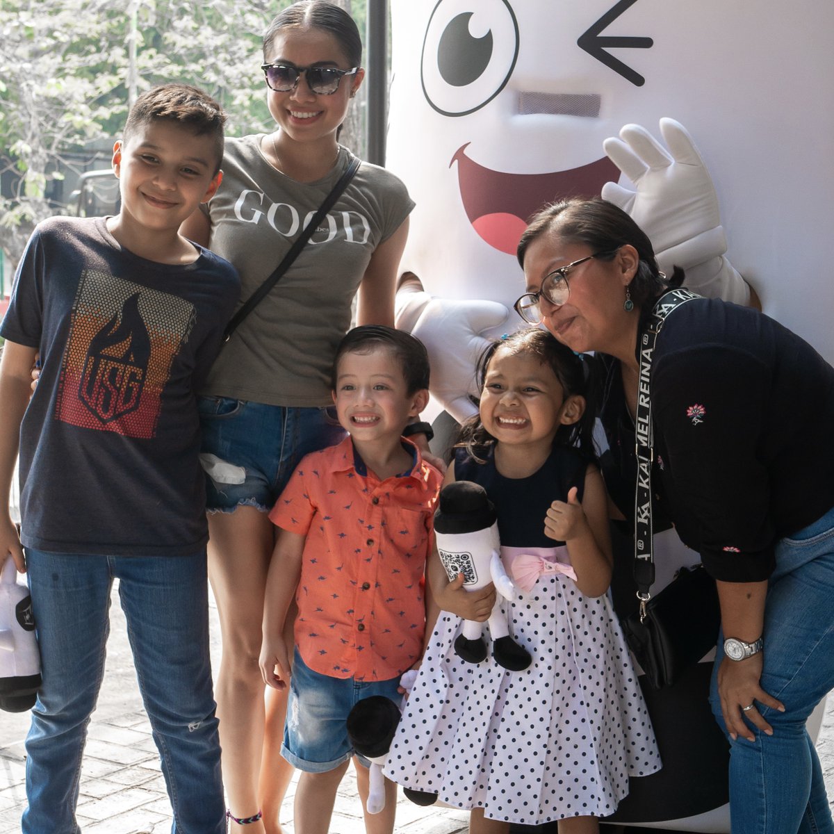 CafeLaCabana_'s tweet photo. Muchas gracias a todos los niños que junto con sus papitos asistieron a la entrega de su Cabañin👌
Les deseamos que hayan disfrutado de su día, lleno de sonrisas y felicidad.🍦
#CaféLaCabaña #Tradición #Villahermosa #Tabasco #Cosumelocal #coffeetime #coffeelover #DíaDelNiño https://t.co/xg1wxGTHkj