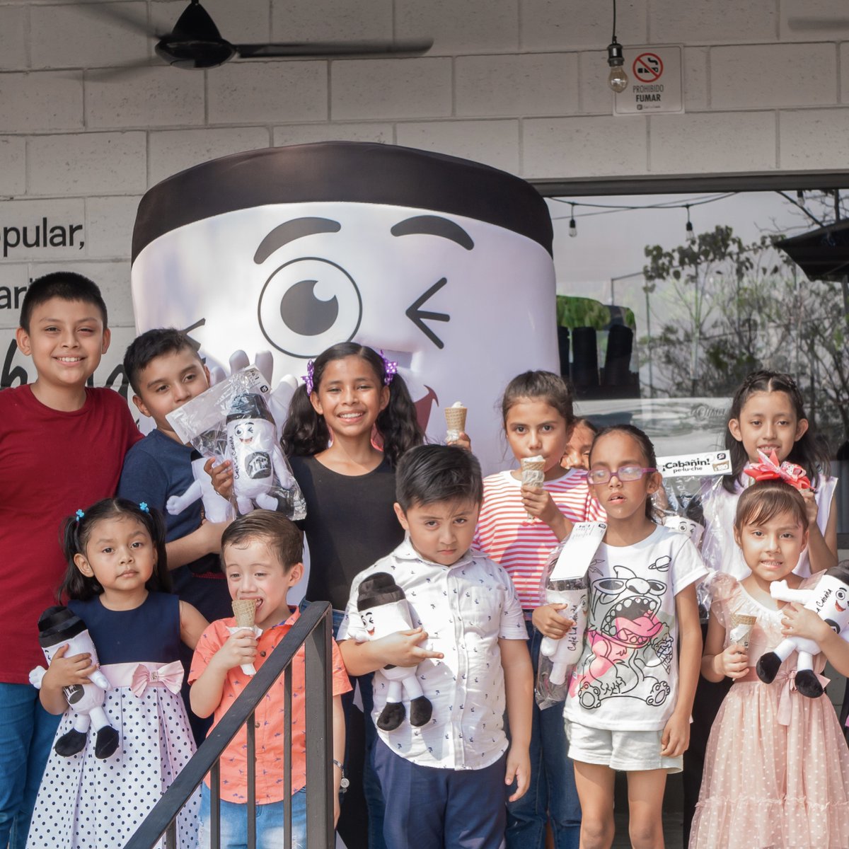 CafeLaCabana_'s tweet photo. Muchas gracias a todos los niños que junto con sus papitos asistieron a la entrega de su Cabañin👌
Les deseamos que hayan disfrutado de su día, lleno de sonrisas y felicidad.🍦
#CaféLaCabaña #Tradición #Villahermosa #Tabasco #Cosumelocal #coffeetime #coffeelover #DíaDelNiño https://t.co/xg1wxGTHkj
