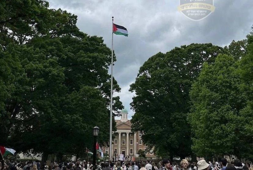 ‼️🚨 استبدال العلم الأمريكي بالعلم الفلسطيني من قبل الطلبة المؤيدون لفلسطين في جامعة نورث كارولينا