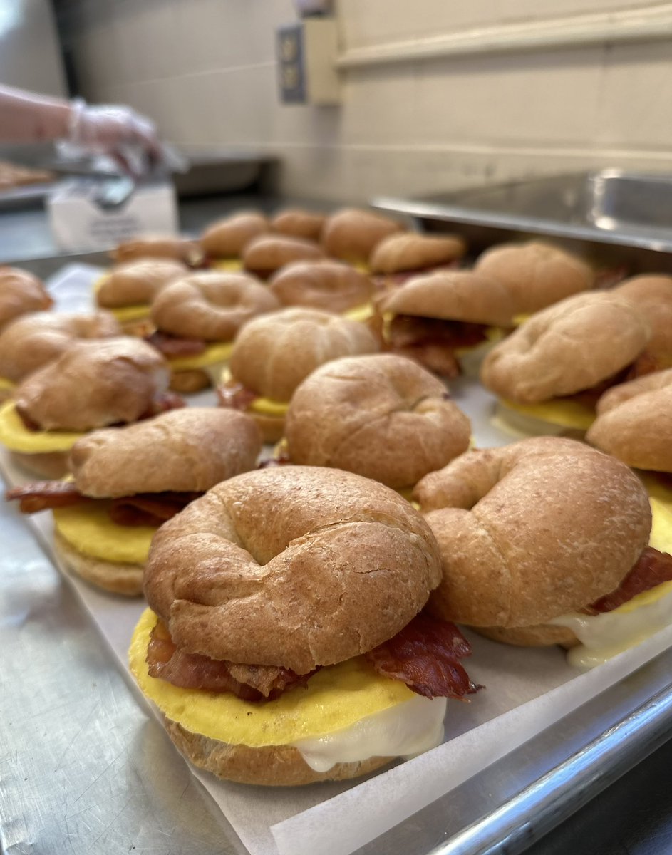 Some behind the scenes food/food prep! @MECSDSpartans 🥗💙 

#SchoolLunch #SchoolBreakfast

@BTBOCES_IP @BroomeBOCES @NewYorkSNA @SchoolLunch @NYSEDNews