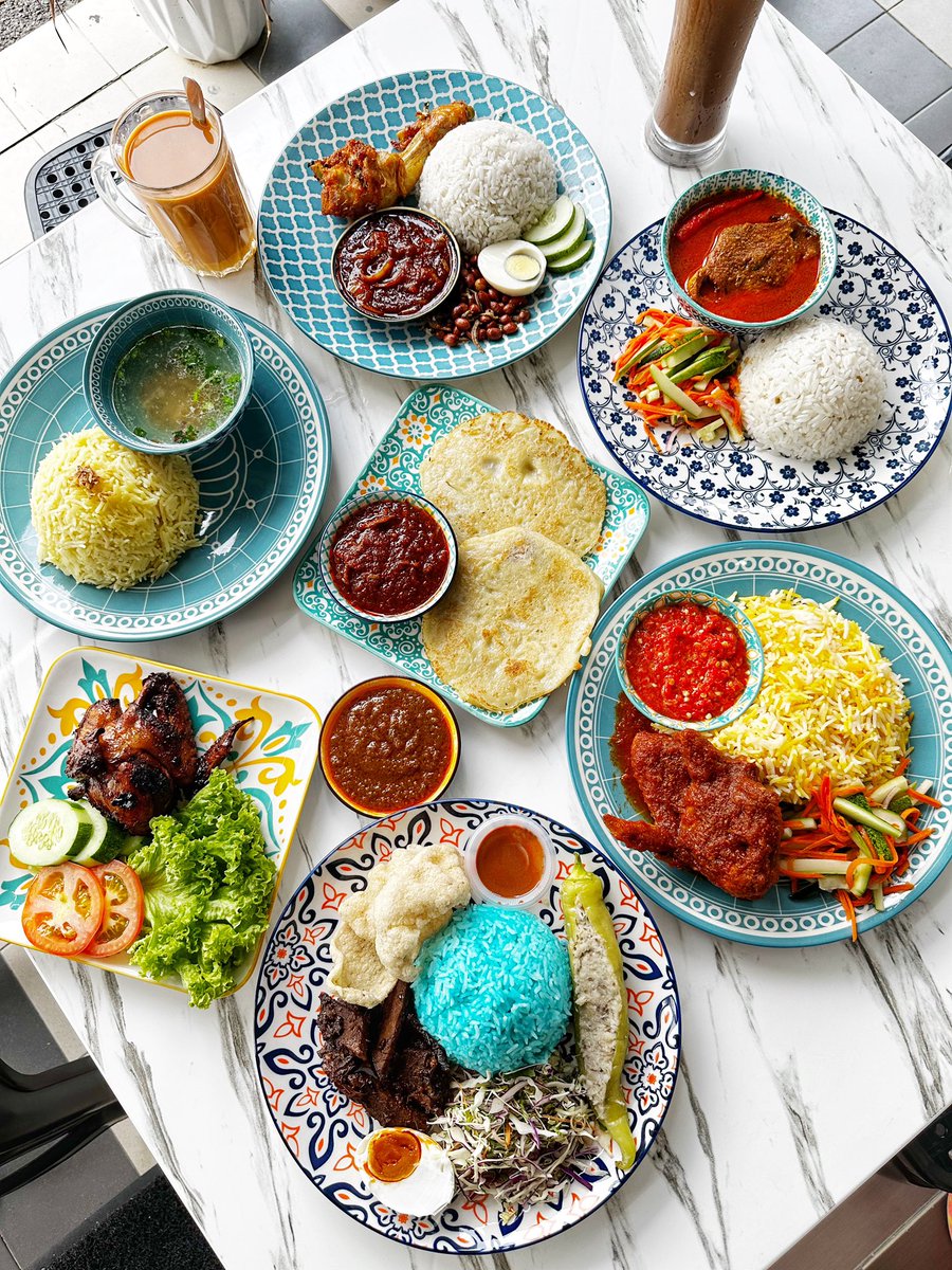 Selamat Hari Pekerja! Jom breakfast nasi dagang, nasi minyak, nasi kerabu, lempeng kelapa dan laksam dekat Seri Dagang. Kedai dibuka dari jam 7 pagi - 3 petang. @Twt_Cyberjaya