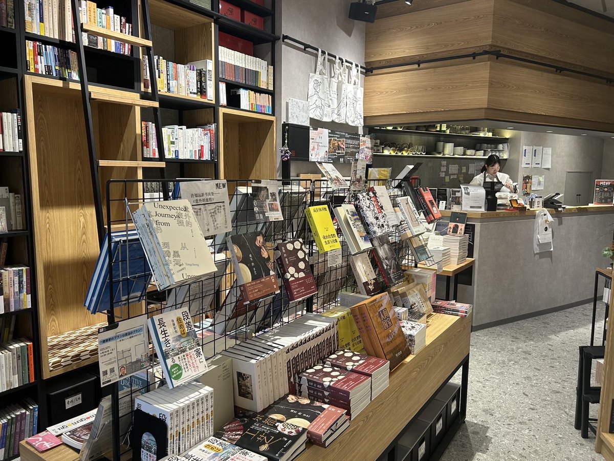 #TOKYOFM #BlueOcean #銀座美人

今週は中国からやってきた独立系書店🇨🇳
「単向街書店」 (@OwspaceGinza828)の世界第一号店を訪ねています。
📚

こだわりの選書や人気の傾向を、
日本の代表を務める松本綾さんに伺いました🎙️

#三井住友銀行銀座支店 #Olive