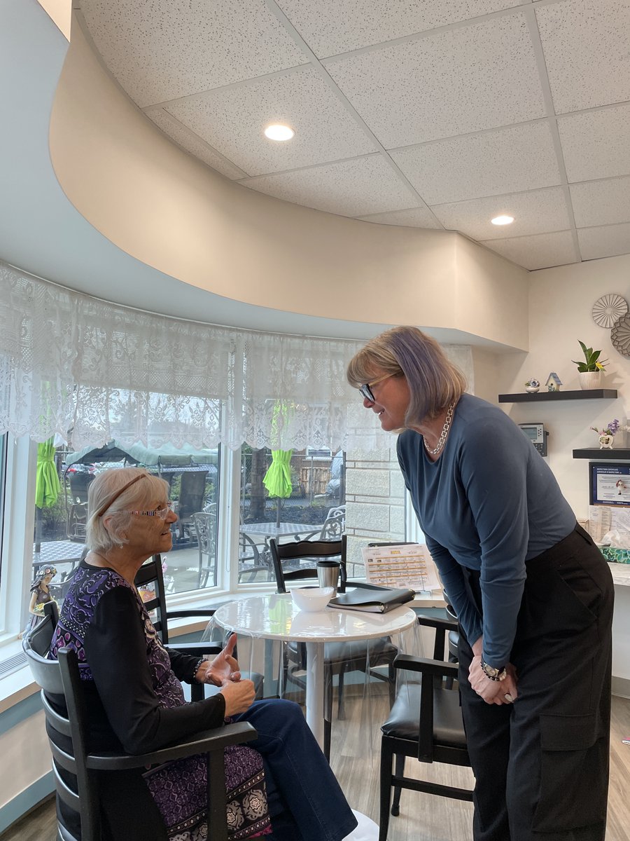 Belle visite ce matin au Centre d'accueil Champlain ! Accueillie chaleureusement par l'administratrice, elle nous a présenté avec les récentes améliorations offrant un environnement agréable aux résidents, familles et personnel. Merci à Jacqueline pour cette visite instructive !