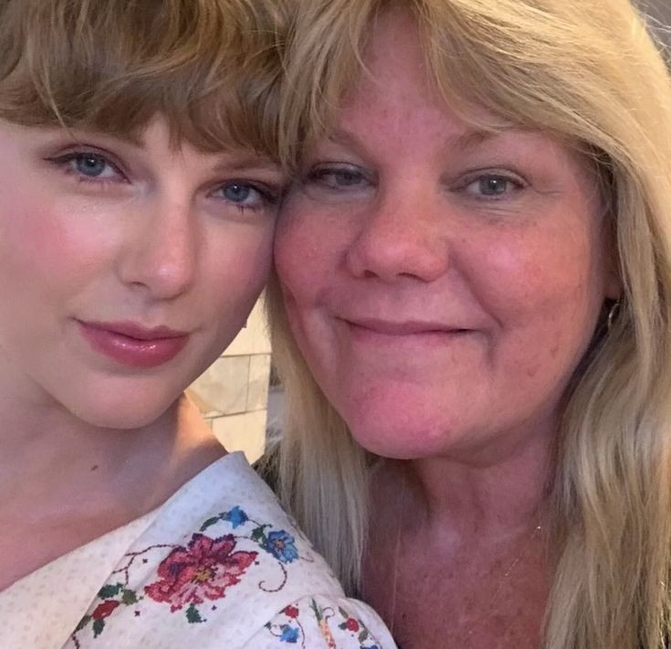 #TaylorSwift with her mother