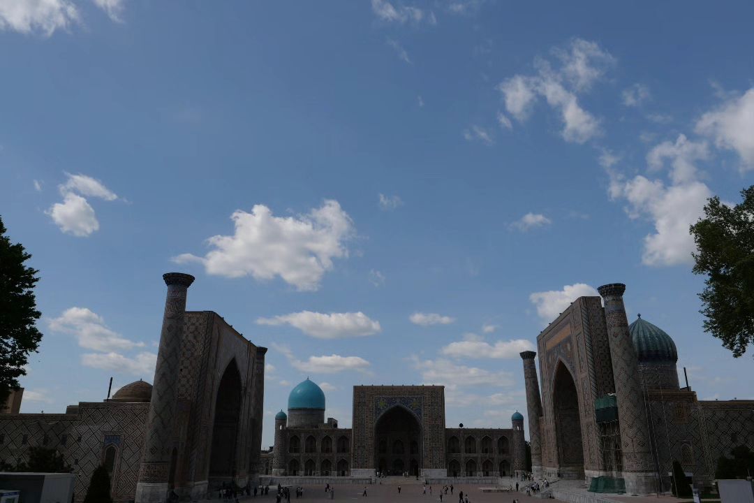 ウズベキスタン5日目午後は世界遺産 サマルカンドへ。
レギスタン広場にあるメドレセも含めると結構広かったですね。
シャーヒジンダ廟群も侮れない場所でした。
夕食後、ライトアップを見てこの日の観光は終了です。
#ウズベキスタン #サマルカンド #worldheritage | from … instagr.am/p/C6aAHBPo6Lz/