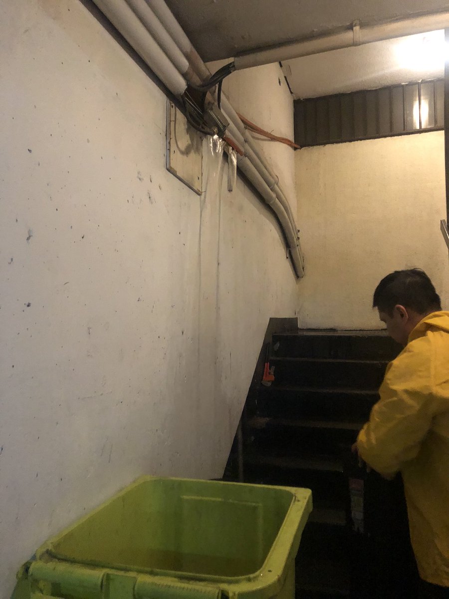 Desde la 19:00 hrs que esperamos a <a href="/aguas_andinas/">Aguas Andinas</a> para que corte el agua desde el exterior en Kennedy 10050, Vitacura.  Bodegas inundadas. <a href="/biobio/">BioBioChile</a> <a href="/24HorasTVN/">24 Horas</a> <a href="/CHVNoticias/">CHV Noticias</a> <a href="/meganoticiascl/">Meganoticias</a> <a href="/SISS_CHILE/">SISS</a>  urgente !!!