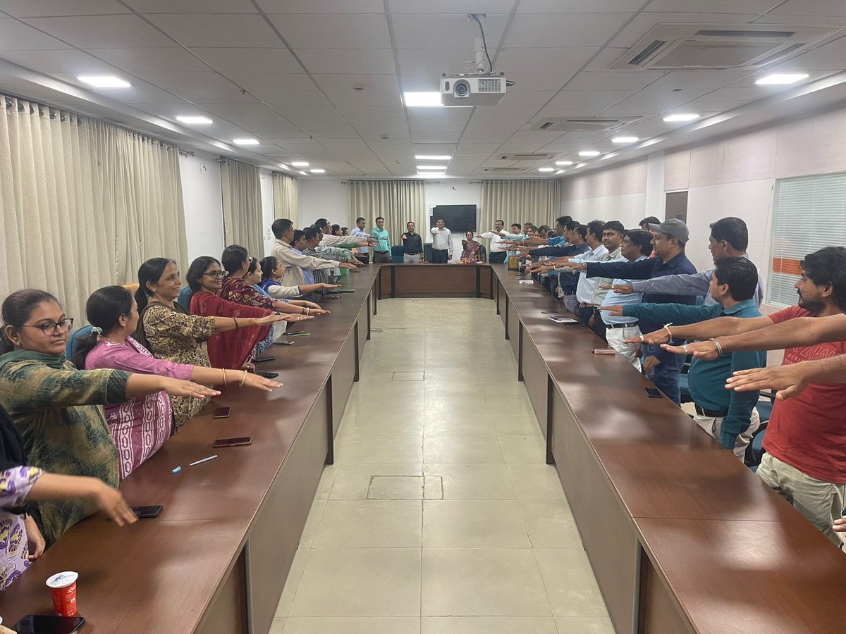 #Gujarat #Ahmedabad staff of Multistory building Vastrapur take pledge for Compulsory Voting for Lok Sabha 2024 Election @AmdavadAMC #LokasabhaElection2024 #LokSabhaElections2024 @collectora