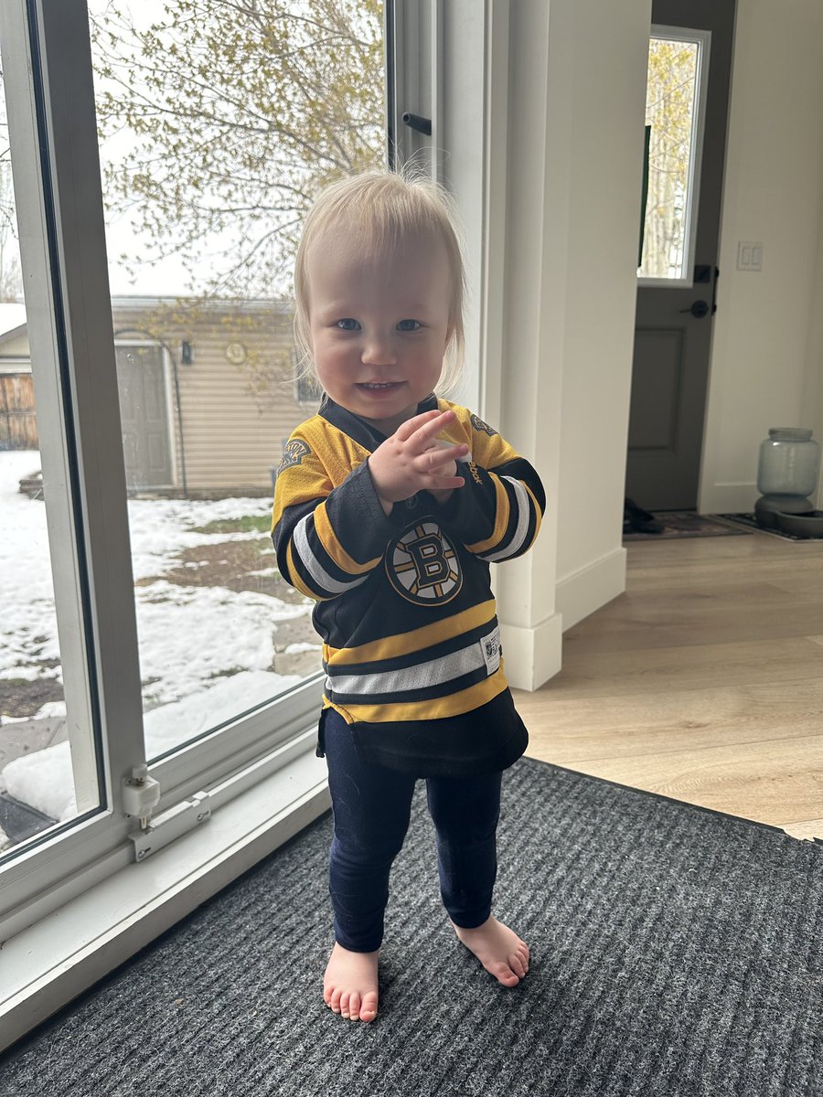 Ok #Bruins @NHLBruins do not disappoint this little girl 😡