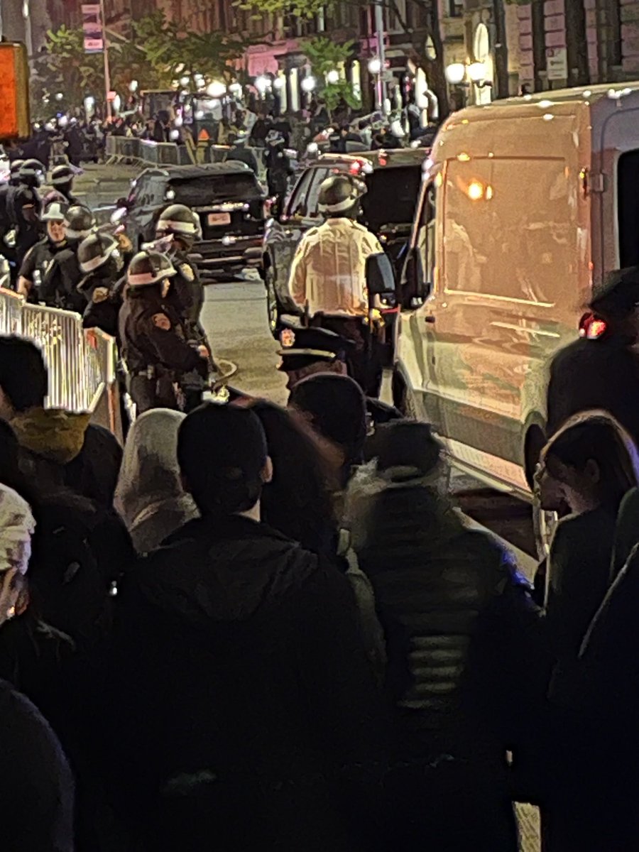 ⁦RIGHT NOW. ⁦@Columbia’s⁩ lockdown & faculty lockout by our administration as NYPD moves in. In this way, no one will be able to see the brutality against our students.