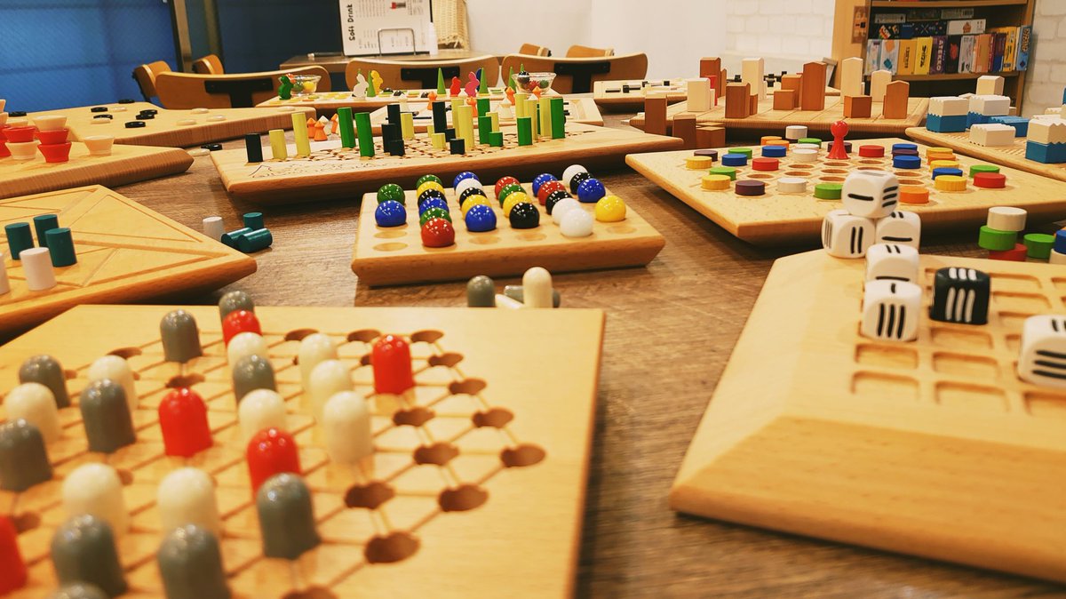 これがこうなってこうなる。

ドイツの木工所で生産されている
“Gerhards Spiel und Design”
ゲルハルツ シュピール ウント デザイン
いよいよここまで集めました

無垢のブナ材の天然樹脂オイル仕上げのボードはもはや家具

置いておくだけでもお洒落なゲルハルツシリーズ
是非当店でお試しください🌳