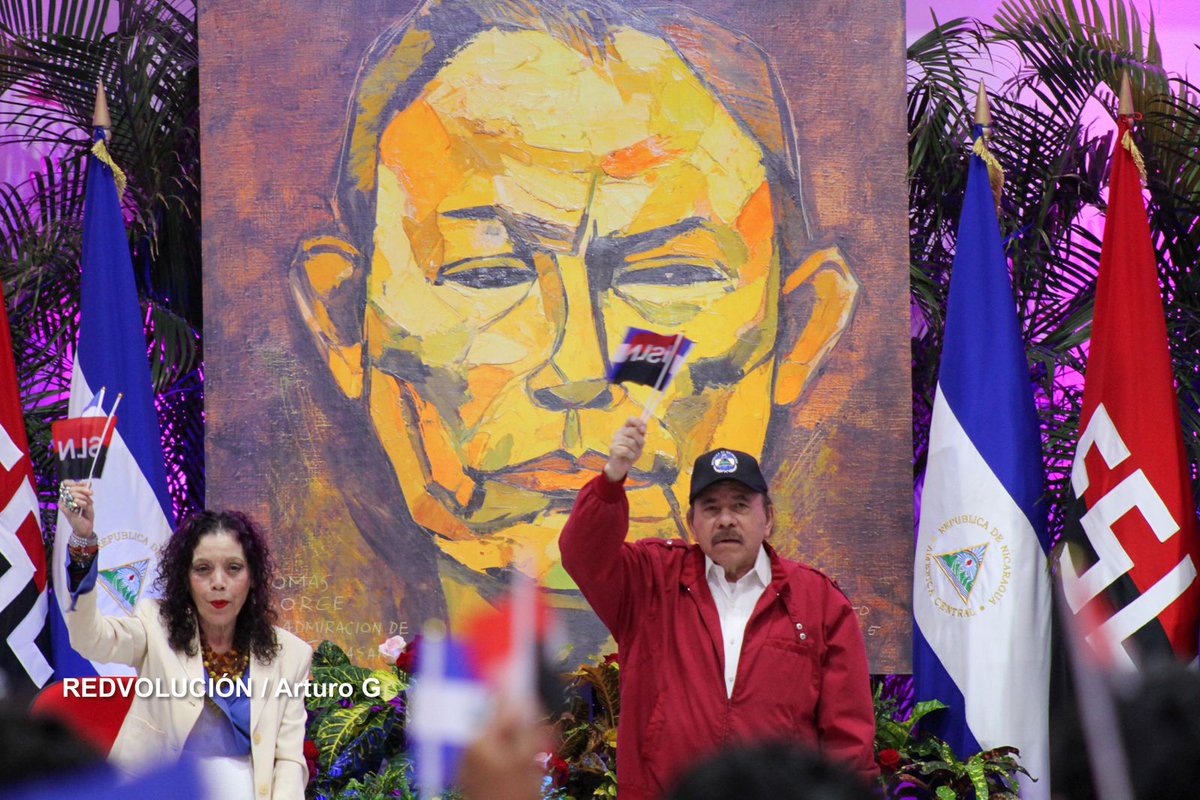 Presidente Daniel Ortega y Compañera Rosario Murillo rinden homenaje al Comandante Tomás Borge ¡Honor y Gloria! ✌️🔴⚫ @Atego16 @dcuevahni #UnidosEnVictorias #SoberaniayDignidadNacional