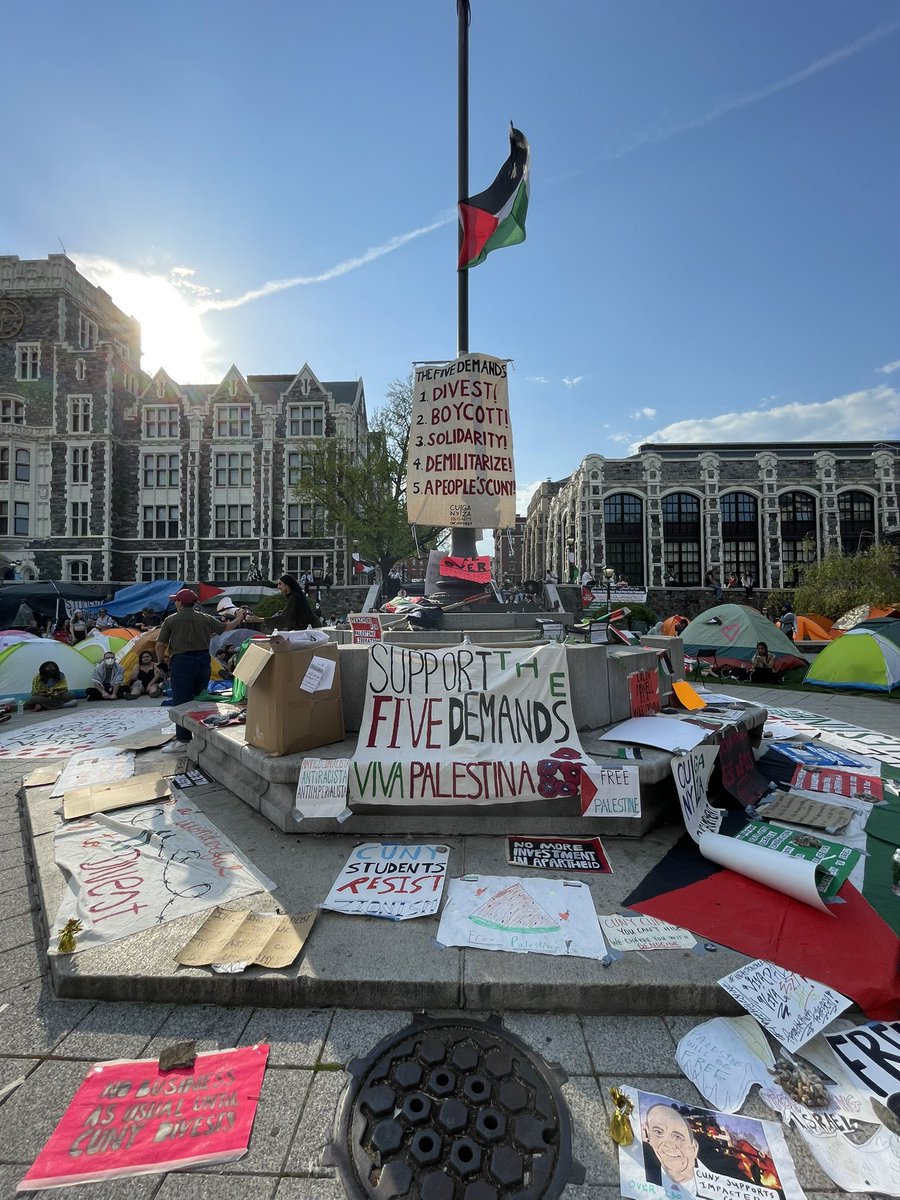 I spent a few hours at the CCNY encampment yesterday - it was beautiful and peaceful. Shame on the administrators unleashing violence on NYC’s brave student protestors tonight 💔