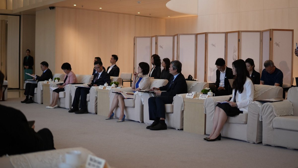 Como parte de esta agenda de hermanamiento La Guaira-Shenzhen sostuvimos una extraordinaria reunión de trabajo con la máxima autoridad ejecutiva de la ciudad, excelentísimo señor Qin Weizhong, que además es el subsecretario del Partido Comunista Chino (PCC).