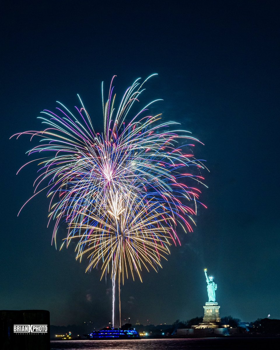 Last nights fireworks next to the @statueellisnps 

#fireworks #fireworksphotography #nycfireworks #nightphotography #longexposure #color #colors #colorful #reflection  #canonusa #teamcanon #shotoncanon #sigma #manfrotto #statueofliberty #fox5ny #brooklyn #redhook #hudsonriver