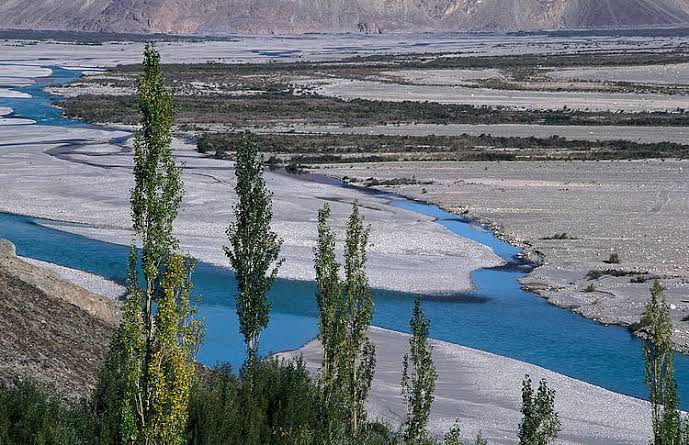 नुब्रा नदी (Nubra) लद्दाख़ नुब्रा का मतलब 'फूलों की घाटी' होता है। भारत के लद्दाख़ क्षेत्र की नुब्रा घाटी में बहने वाली नदी है। यह सियाचिन हिमानी में लगभग 5,753 मीटर की ऊँचाई पर उत्पन्न होती है और काराकोरम पर्वतमाला व साल्तोरो पर्वतमाला के बीच दक्षिणपूर्व दिशा में लगभग 80 किमी…