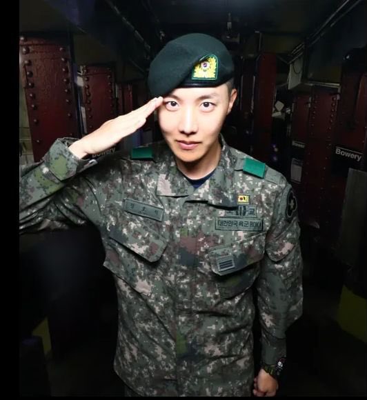 Jhope_Indonesia's tweet photo. [j-hope info]

Hari ini Jung Hoseok resmi akan dipromosikan sebagai Sersan (병장). Terhitung 169 hari lagi j-hope menjadi warga sipil, pulang dan kita akan bertemu kembali!😭🫂

CONGRATULATIONS SERGEANT JUNG HOSEOK🫡
WE ARE SO PROUD OF YOU💜 https://t.co/9v3Re2lCzE
