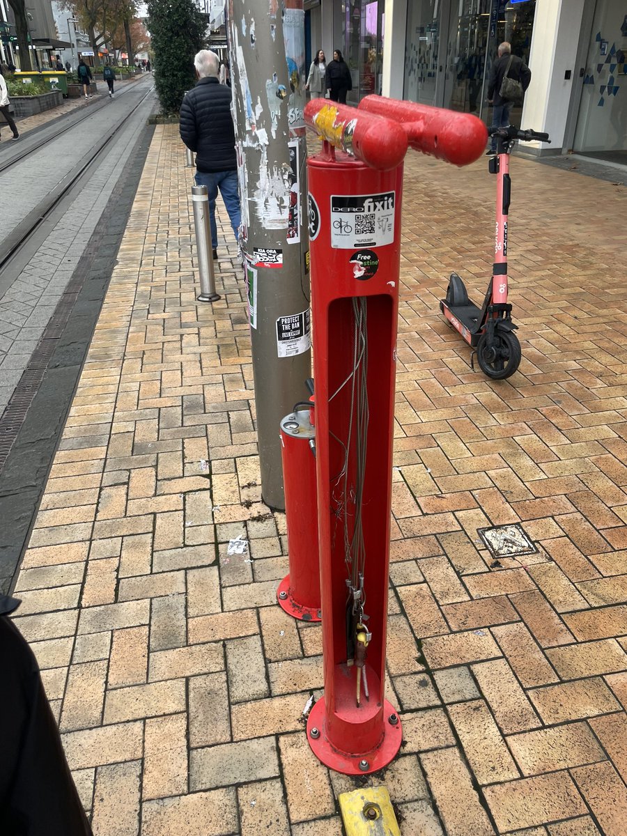 Tal vez sea buena idea para poner en <a href="/ConcelloOurense/">Concello de Ourense</a> para los ciclistas, seguro que lo agradecen.