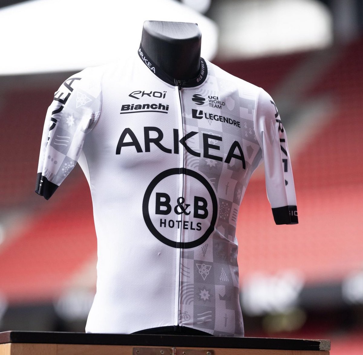 As equipes podem trocar de kit duas vezes (acho que é isso) por ano. Essa é a camisa da @arkeabbhotels para a @trobroleon (05/05)