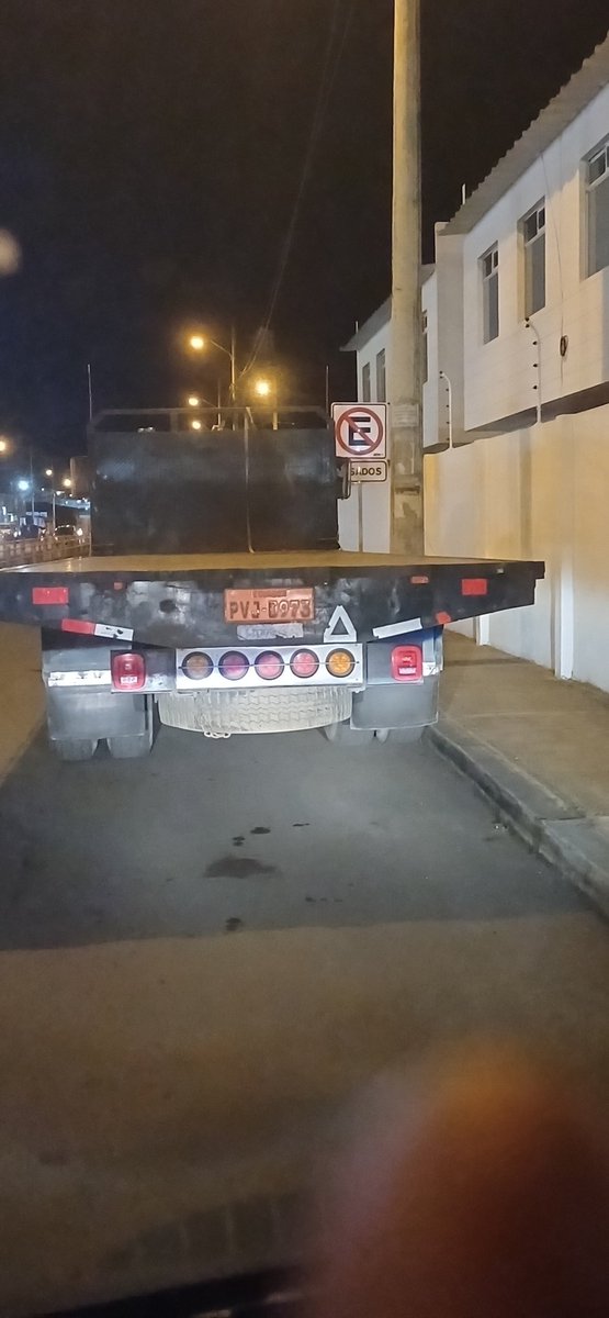 wachosm's tweet photo. @AdrianRios12 @ATM_Transito @ATMGuayaquil 30 de abril del 2024 20:14 pm placas PVJ-0973 al pie de la señaletica de prohibido parquear vehículos pesados, burlándose en la cara de todos https://t.co/WyvihLpweU